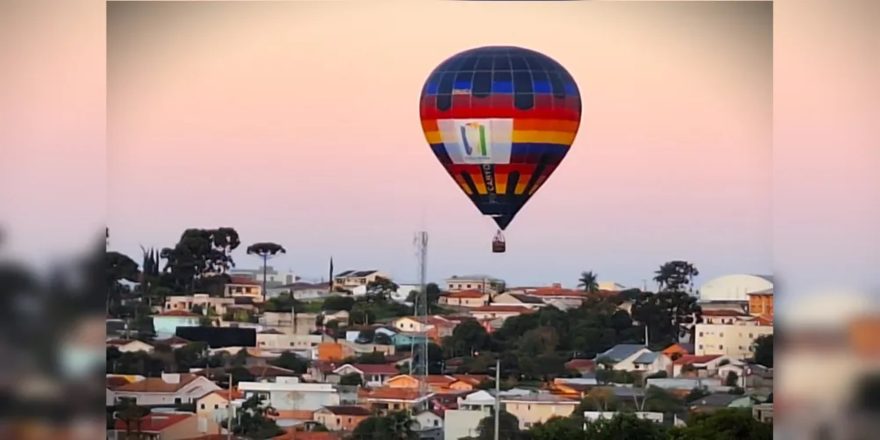 Vídeo mostra momento exato em que balão cai no meio da rua