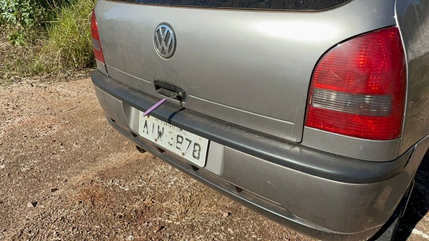 Gol é encontrado depenado e com “chave micha” na marginal da PRc-467 em Cascavel