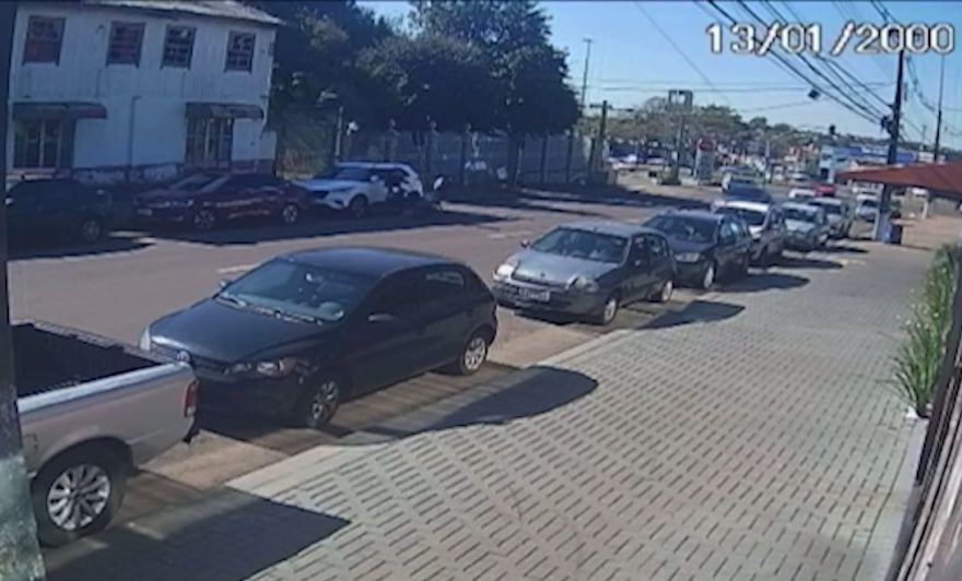 Vídeo mostra motociclista batendo contra carro estacionado na Rua Cuiabá