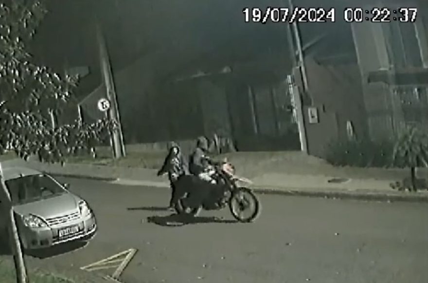 Câmera de segurança flagra furto de motocicleta no Bairro Coqueiral