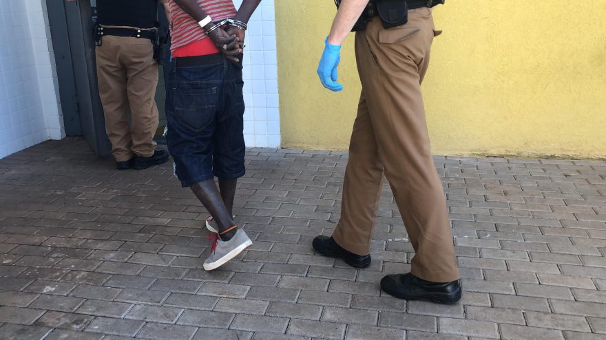 Haitiano tenta estuprar a vizinha e é espancado após vítima pedir socorro aos parentes