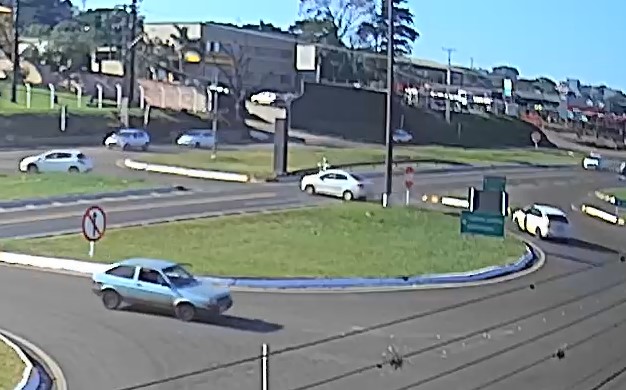 Vídeo mostra carro atravessando o Trevo da Portal e batendo com motocicleta