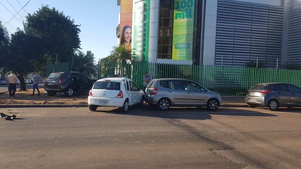 Colisão entre Clio e Duster é registrada no Centro de Cascavel