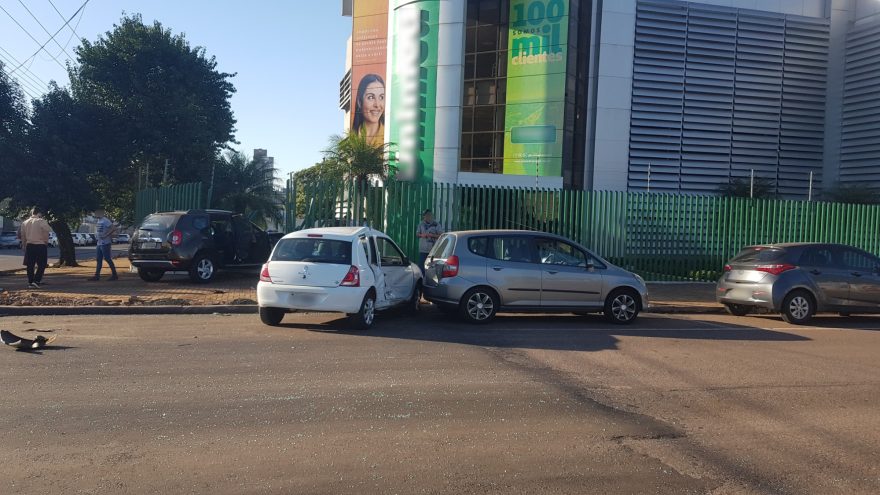 Colisão entre Clio e Duster é registrada no Centro de Cascavel