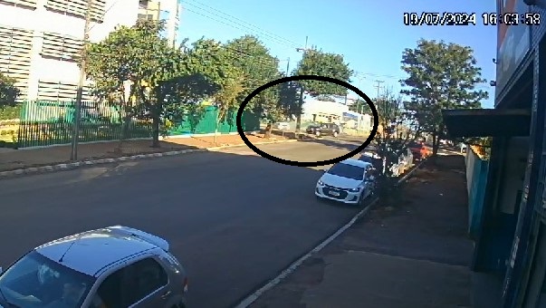 Câmera de monitoramento registra acidente entre Clio e Duster no Centro
