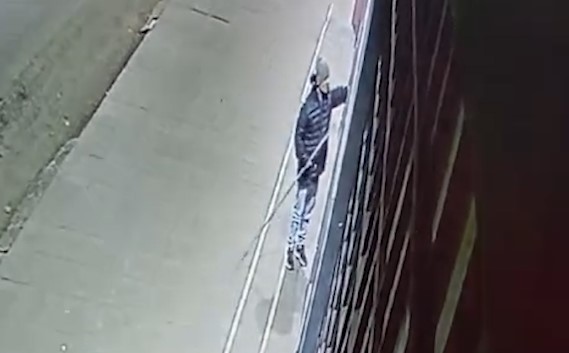 Câmera de segurança registra furto a loja de roupas no Alto Alegre