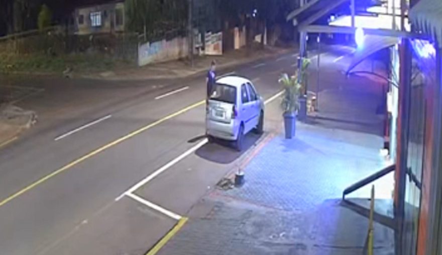 Vídeo mostra Palio sendo furtado na Rua Jacarezinho