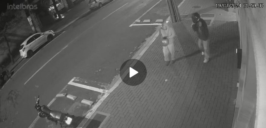 Câmera mostra homens furtando motocicleta na Rua Mato Grosso