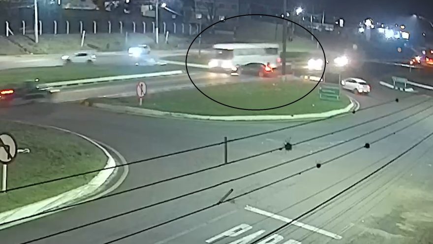Fogo no asfalto! Câmera mostra acidente entre Corolla e ônibus no Trevo da Portal