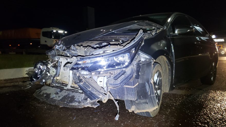 Cacetada! Corolla fica destruído após colisão contra ônibus no Trevo da Portal