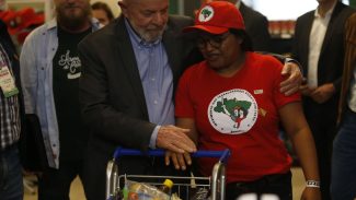 Lula faz reunião com dezenas de movimentos sociais em São Paulo 