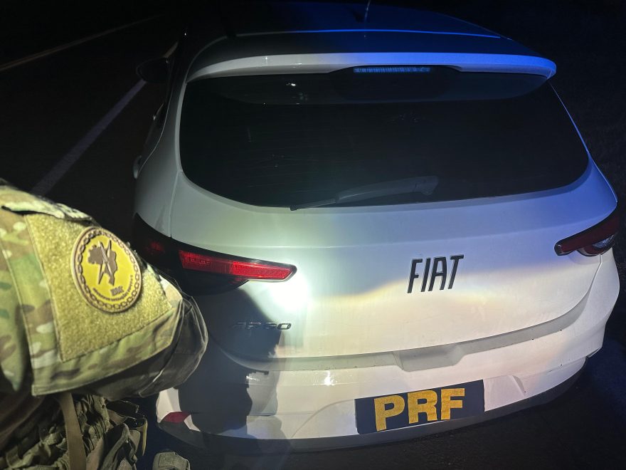 PRF recupera carro roubado e captura suspeitos em fiscalização na BR-277