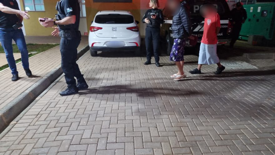 Adolescente de 15 anos e jovem de 19 são pegos com maconha e crack em casa abandonada