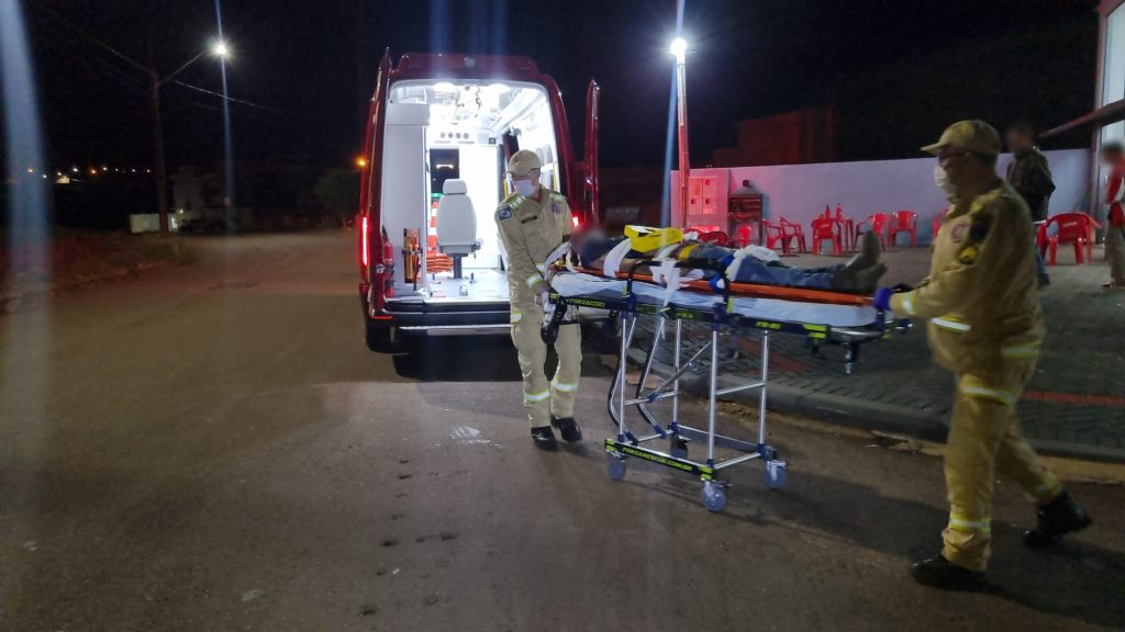 Homem é socorrido pelos bombeiros após sofrer queda em estabelecimento no Morumbi