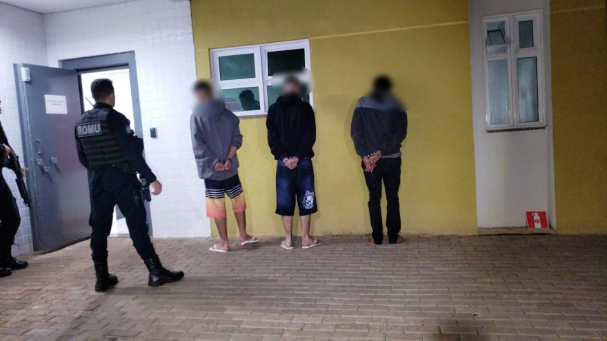 Carro furtado é recuperado e três são encaminhados para delegacia