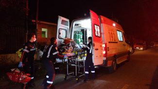 Rapaz é encontrado ensanguentado quase morto na cama e agressor 