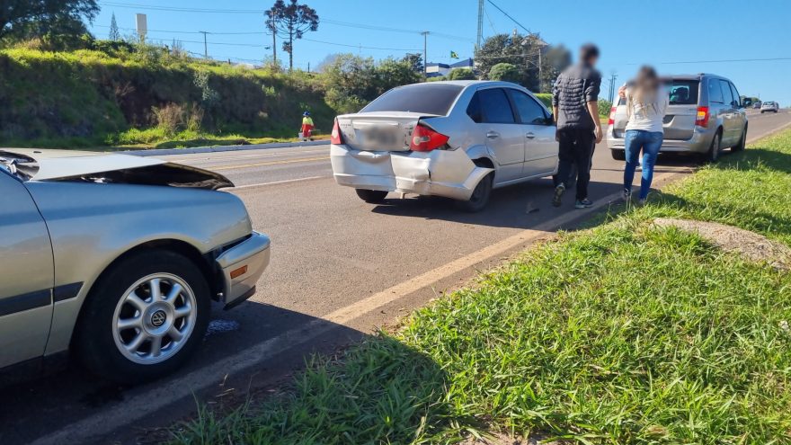 Três carros se envolvem em engavetamento na rodovia BR-277 próximo ao Trevo do 14 de Novembro