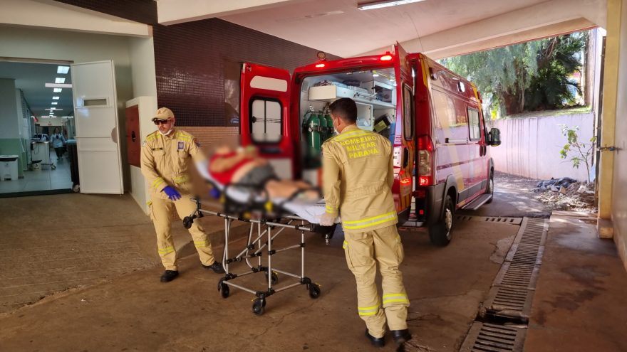 Faxina que deu errado: idosa cai lavando a calçada e precisa ser socorrida pelo Siate