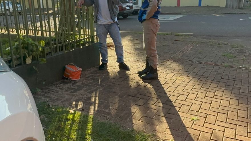 Tropicando pelas ruas do Cascavel Velho, jovem cai de cara no chão e precisa ser socorrido pelo Siate