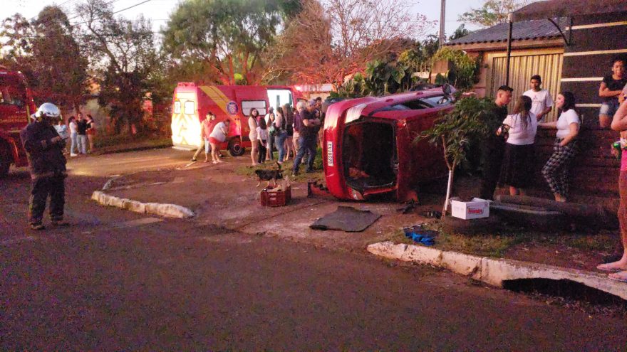 Carro capota em grave acidente no Loteamento Belmonte