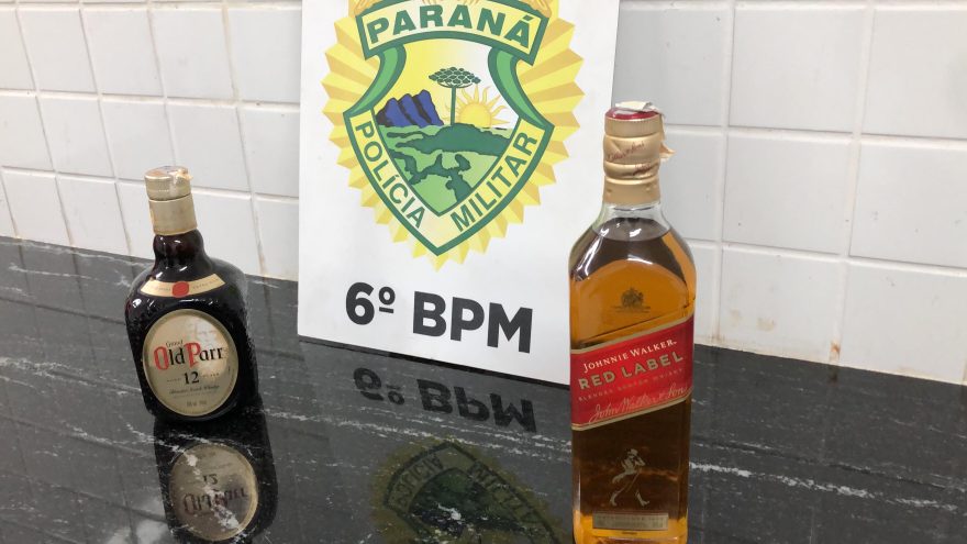Galera, gole cancelado! Jovem tenta furtar litros de Whisky em supermercado e acaba preso
