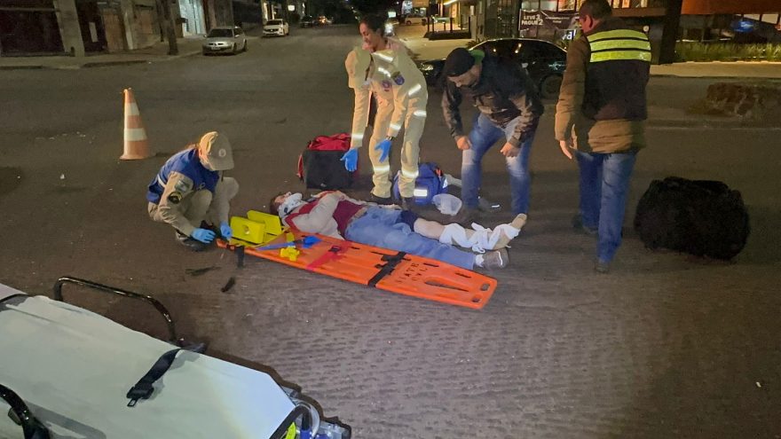 Homem tem fraturas de braço e perna em grave acidente na Avenida Carlos Gomes