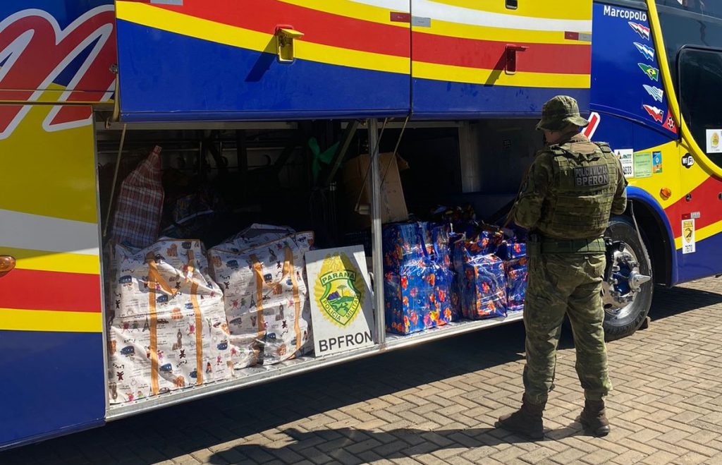 BPFRON apreende em Barracão ônibus lotado de mercadorias de descaminho