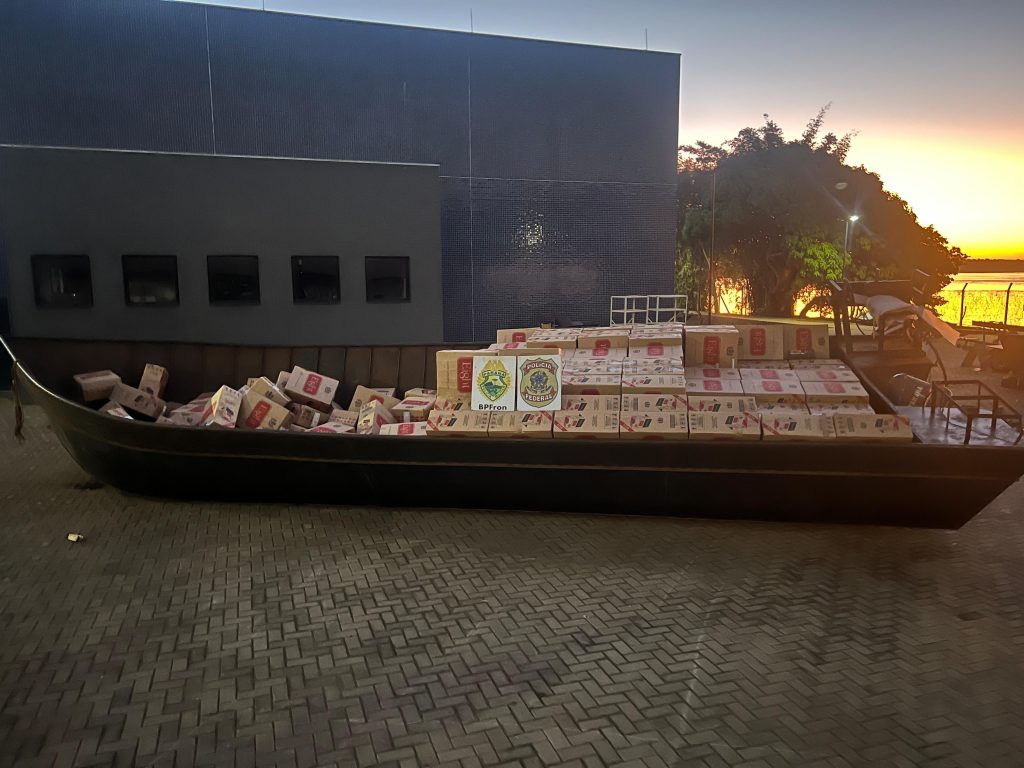 BPFRON captura homem contrabandeando 12.500 pacotes de cigarro no Lago de Itaipu
