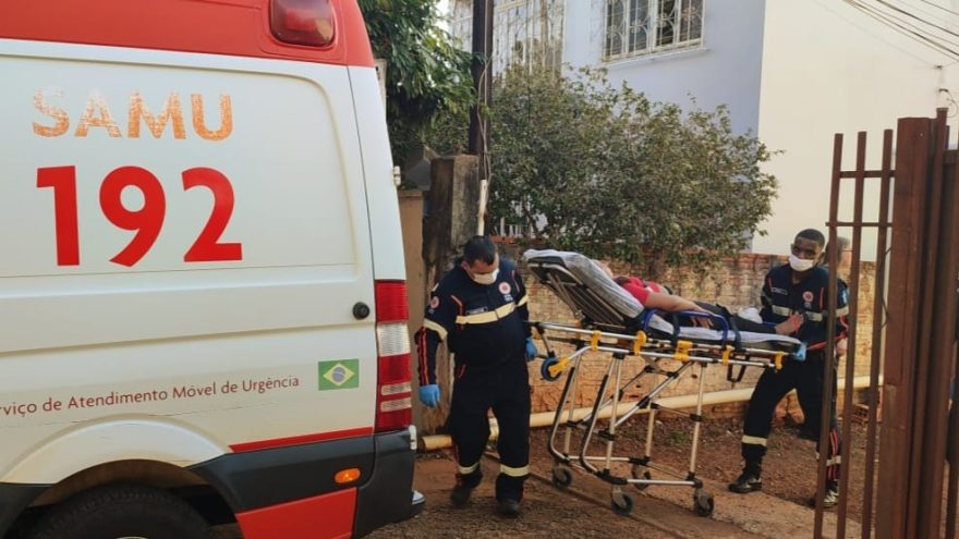 Mulher é resgatada após cair em local de difícil acesso na Rua Sete de Setembro