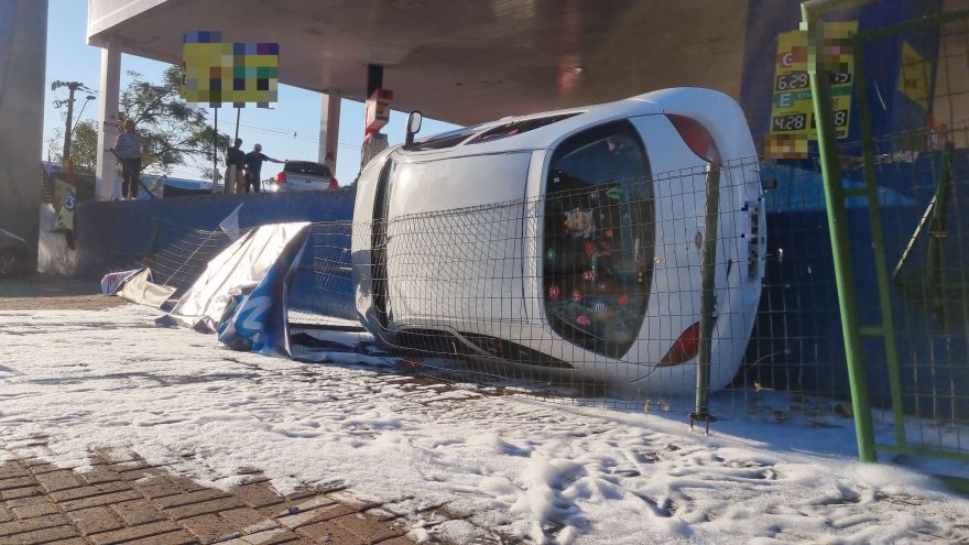 Motorista tomba Ford Ka ao tentar entrar em supermercado na Avenida Brasil