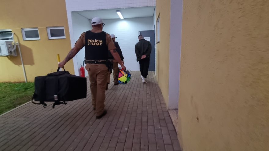 Entregador é detido pela Polícia Militar na Rua Riachuelo