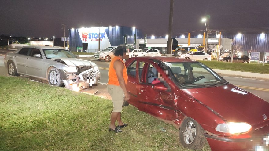 Mulher fica encarcerada em acidente entre Chrysler e Palio no Trevo da Portal