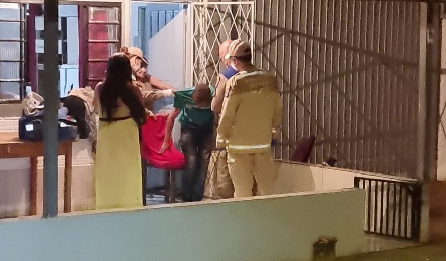 Irmão contra irmão: briga de família termina com dois feridos na Rua Misael Mendonça