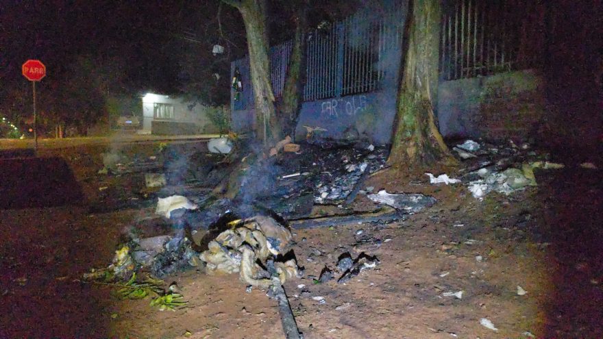 Casebre de moradores de rua é destruído por incêndio criminoso no Cascavel Velho