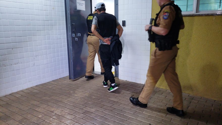 Homem viola determinação judicial, se aproxima da ex e vai dormir na cadeia