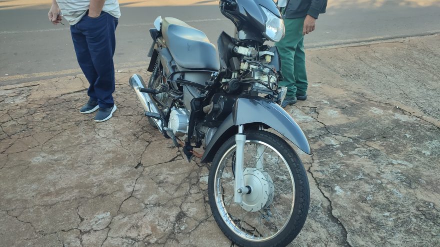 Honda Biz e Nissan March se envolvem em colisão na Rua Manaus