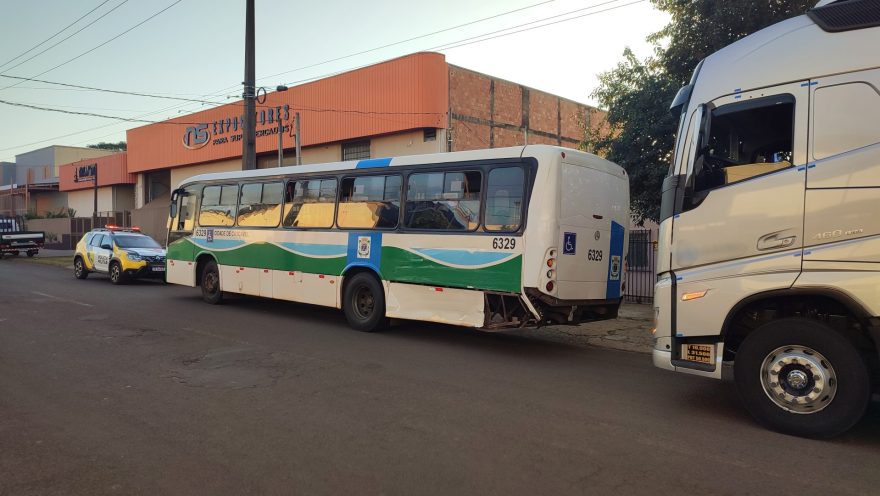 Carreta e ônibus do transporte coletivo se envolvem em colisão no Bairro Universitário