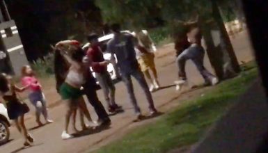 Imagem referente a Vídeo mostra pancadaria após acidente de trânsito em Cascavel; mulher foi para delegacia e homem pro hospital