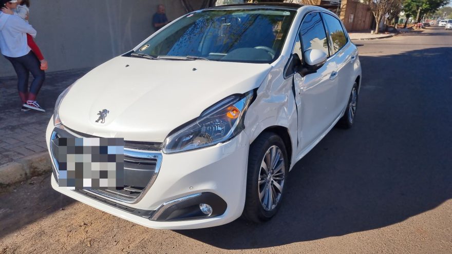 Peugeot e caminhão se envolvem em acidente no Maria Luiza