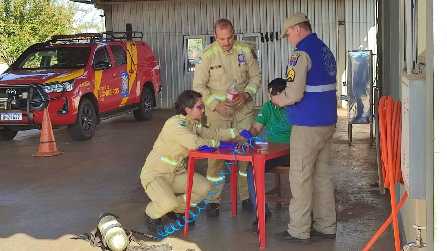 Paciente fica com o anel preso no dedo e precisa do atendimento do Corpo de Bombeiros