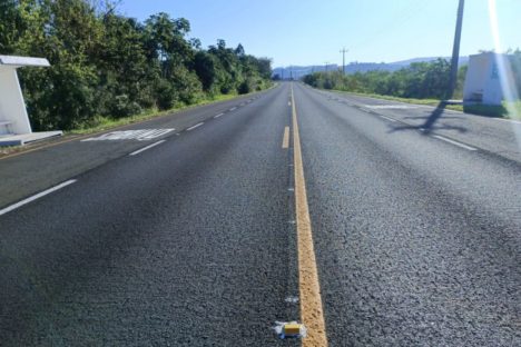 DER/PR executa serviços de conservação em rodovia de Quedas do Iguaçu