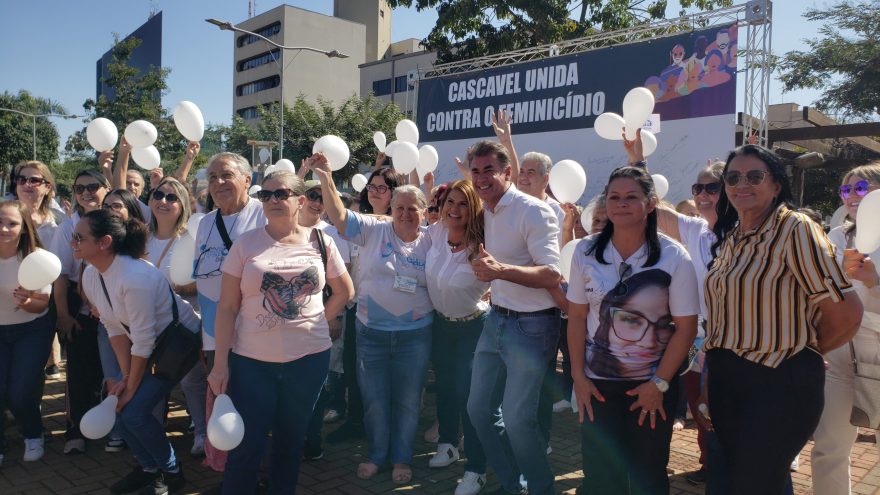 Ato em frente à Catedral demonstra que Cascavel está unida contra o feminicídio