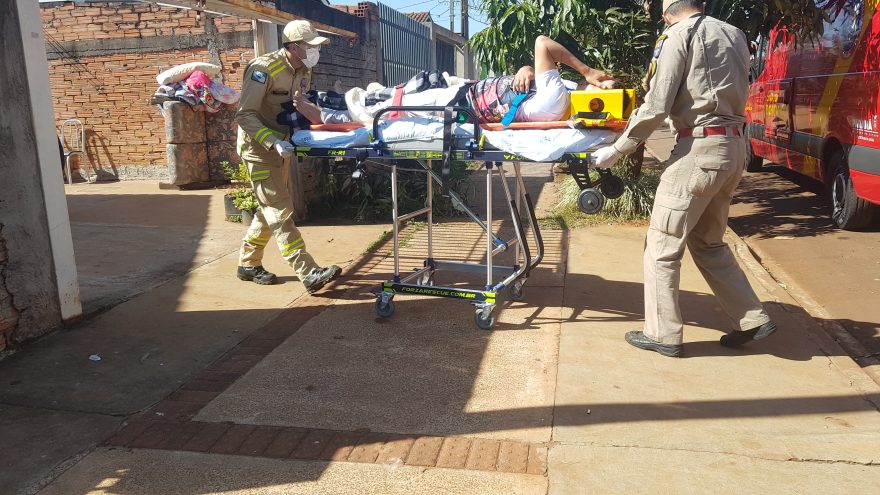 Homem sofre fratura na bacia ao cair no banheiro