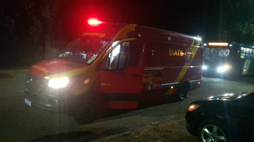 Ao desviar de gato, homem fica ferido em queda de moto na Rua Paranaguá