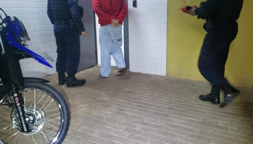 Adolescente é apreendido com buchas de cocaína e porção de maconha no Floresta