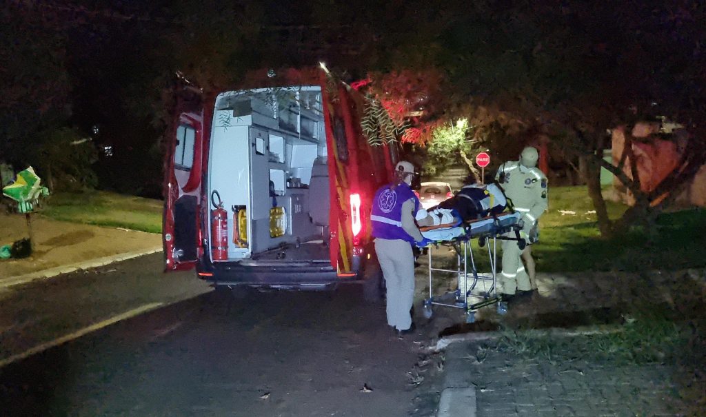 Homem sofre fratura após cair da cama em residência no Coqueiral