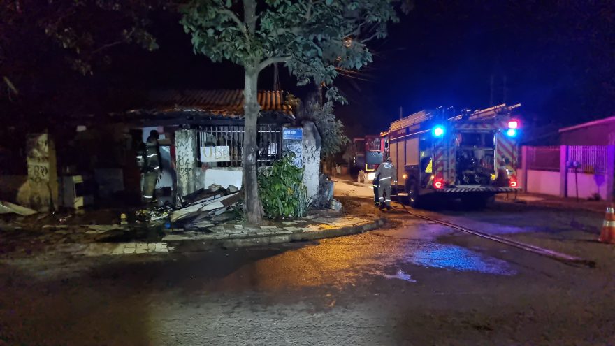 Bombeiros são acionados para combater incêndio no bairro Interlagos