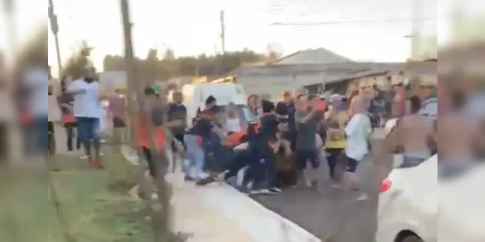 Partida de futebol amador termina em pancadaria: veja o vídeo