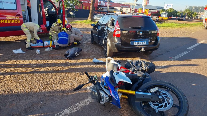 Grave acidente entre Megane e moto BMW é registrado na rodovia BR-369, em Cascavel