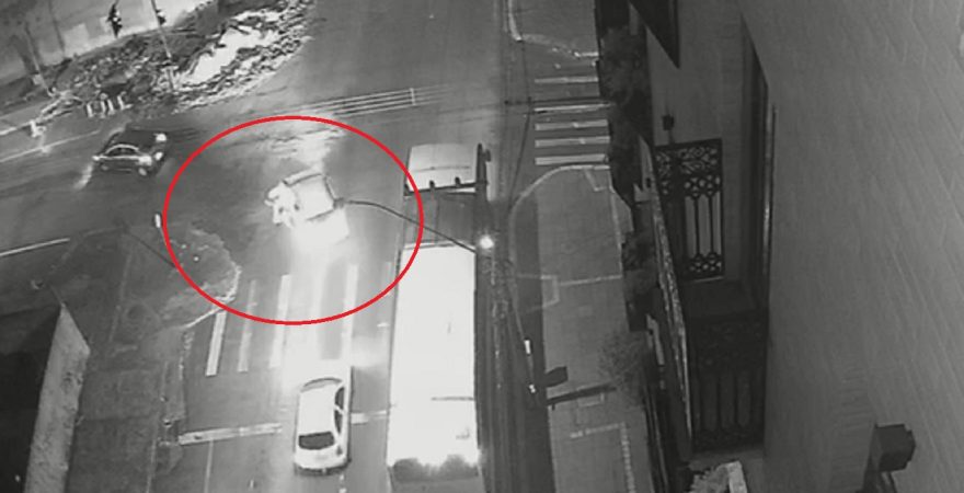 Câmera flagra acidente que deixou motociclista ferida na Rua Rio Grande do Sul